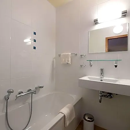 Jose Hotel 2*